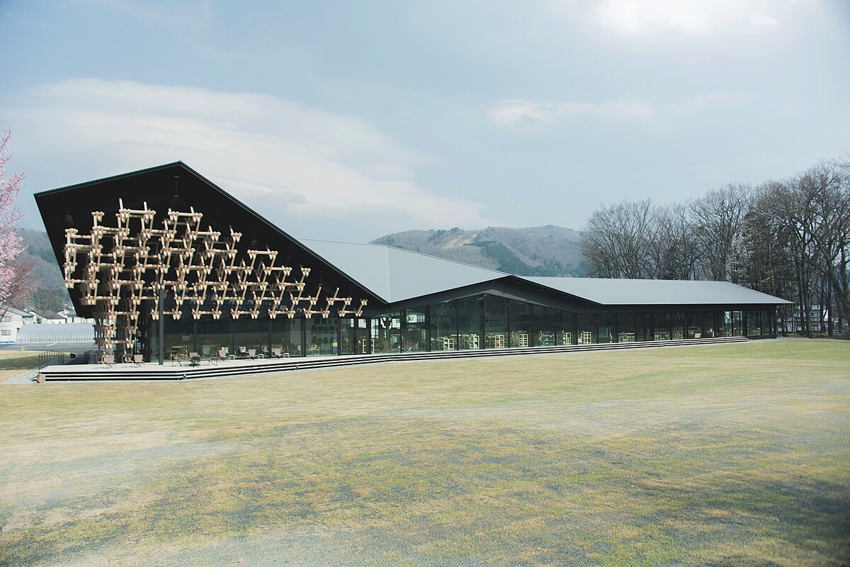 日本的「Snow Peak LAND STATION HAKUBA」營地。