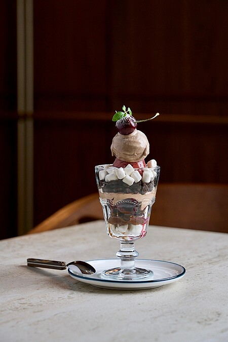 櫻桃巧克力聖代。