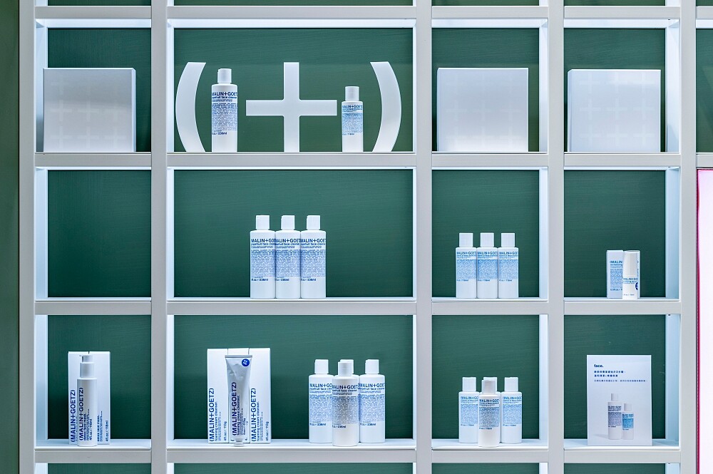 以大麻草綠色為背景的MALIN + GOETZ古藥房風格牆面。