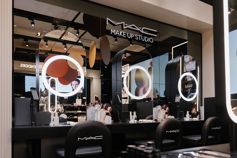 M.A.C台北新光A11品牌概念店智慧化妝台。