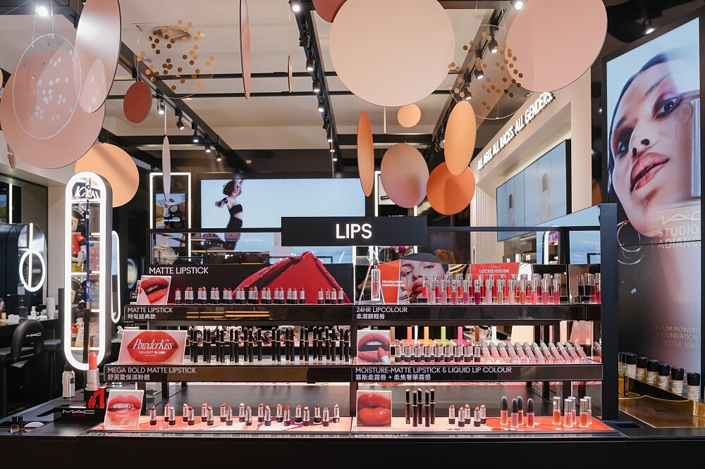 M.A.C台北新光A11品牌概念店唇膏霸主專區。