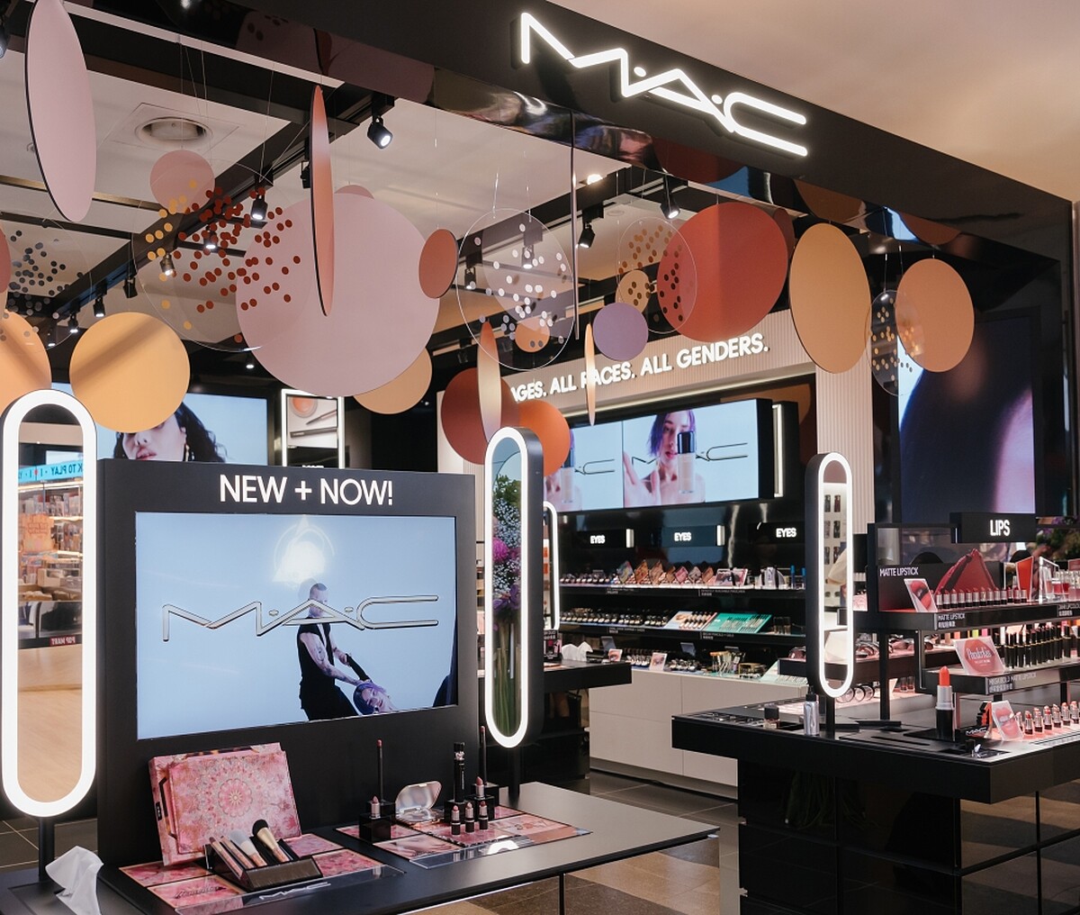 M.A.C台北新光A11品牌概念店新品體驗區。