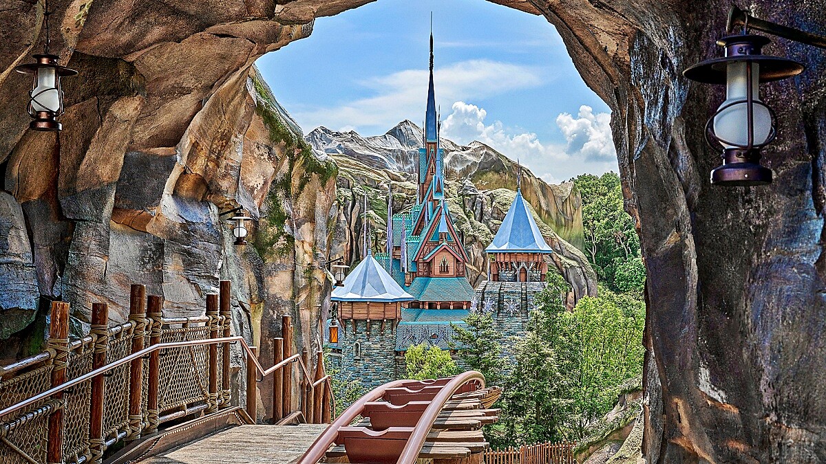 搭乘「雪嶺滑雪橇」可以從山洞中眺望艾倫戴爾城堡、欣賞森林及峽灣之美