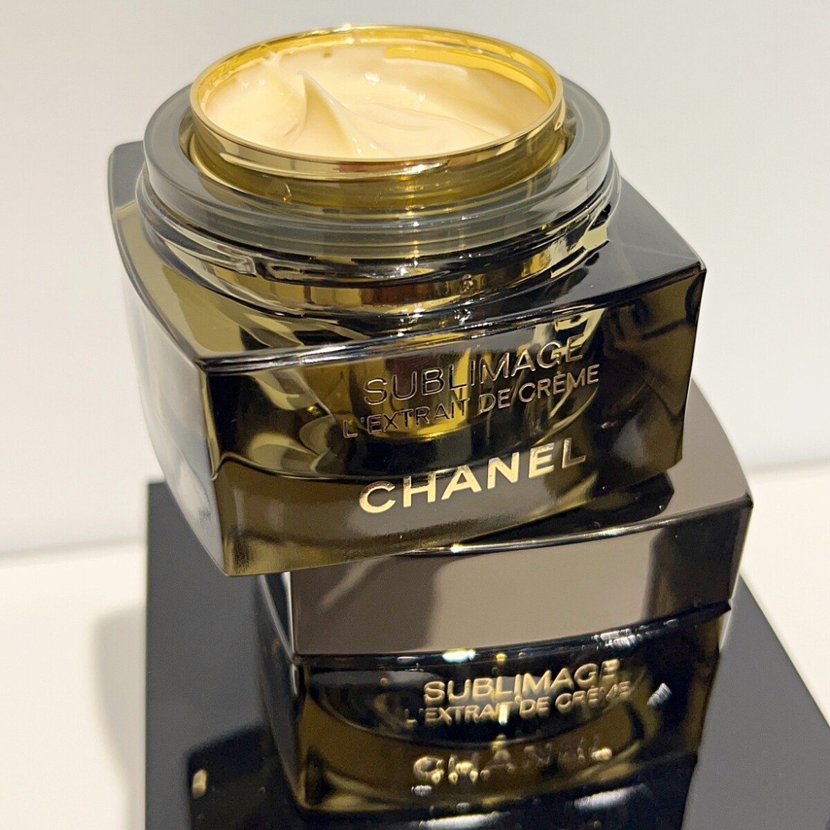 香奈兒奢華極萃肽金乳霜NT23,00、填充瓶NT19,600