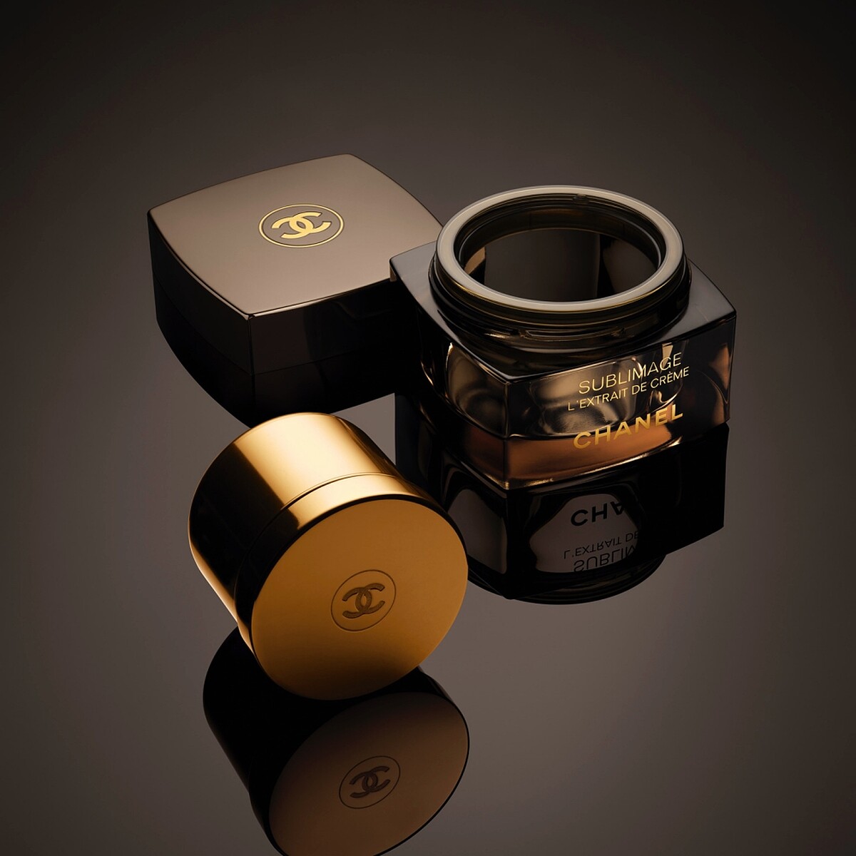 香奈兒奢華極萃肽金乳霜2023年更新為可填充設計。