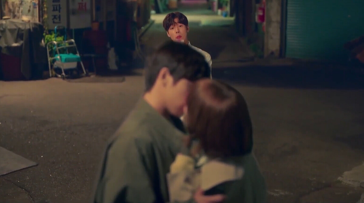 寶謙(後)一臉淡定看著海娜親書元