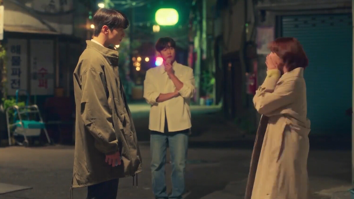 海娜(右)心想寶謙多次表達喜歡狗，不顧一切親下去，結果親吻對象是書元(左)