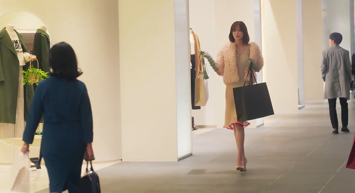 把海娜視為情敵的彩雅，是個有錢的傻甜白倒追書元