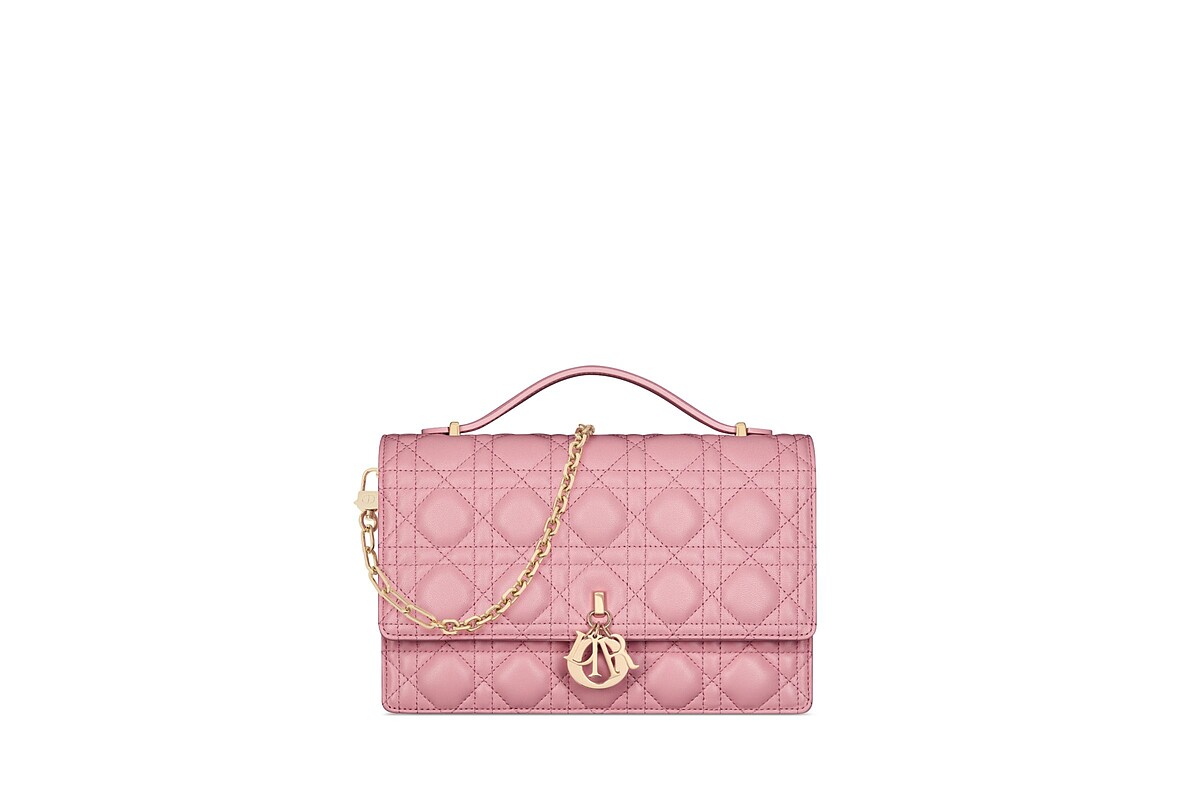 MISS DIOR 粉色籐格紋小羊皮提包NT$125,000。