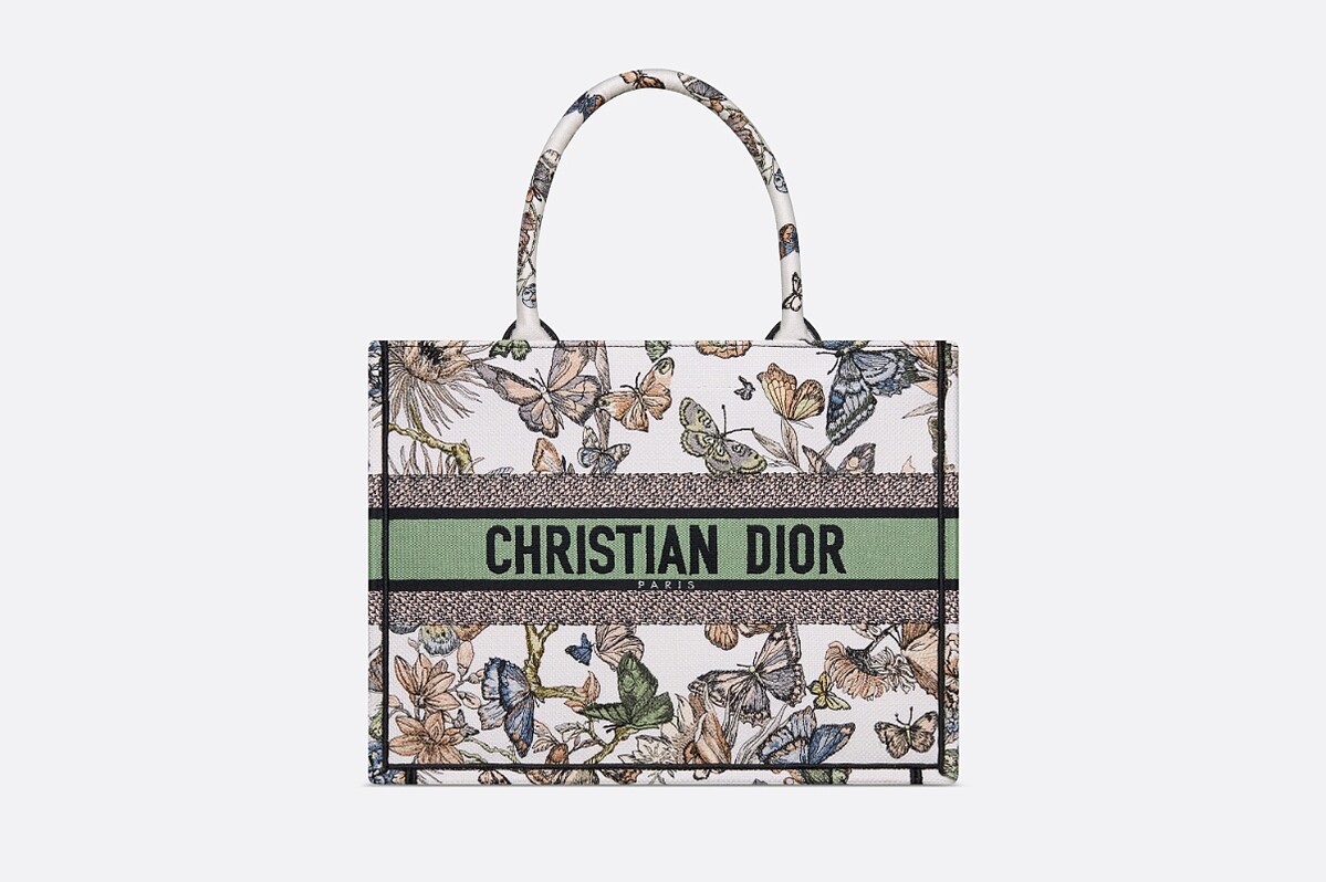 中碼 DIOR BOOK TOTE NT$110,000。