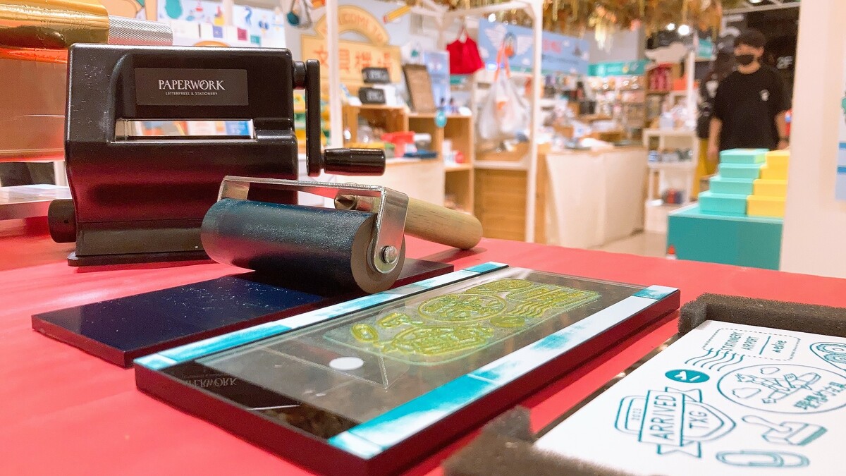 誠品生活南西5F書店│單筆消費滿額即可於指定時間兌換限定版「萬靈書籤」手搖活版印刷體驗。