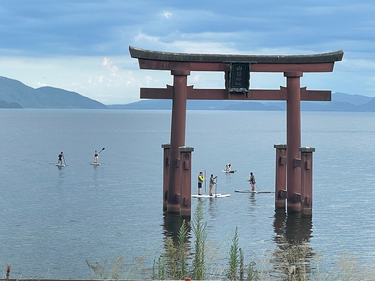 划著SUP前往白鬚神社。