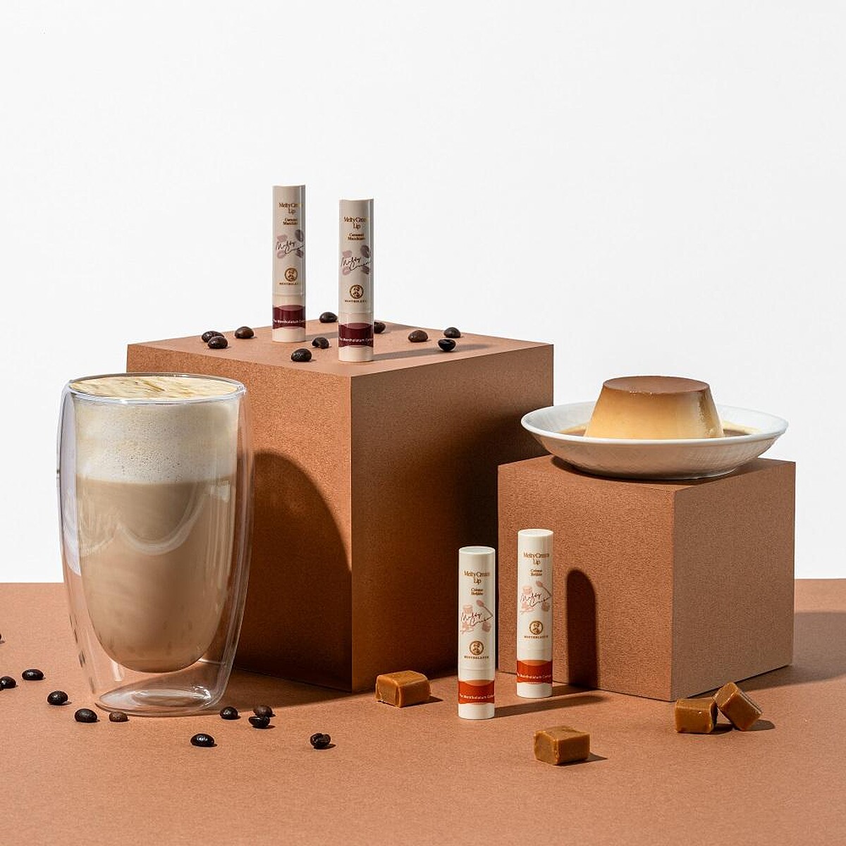 「曼秀雷敦頂級濃潤柔霜潤唇膏」濃潤觸感融合甜而不膩的香氣,享受幸福感包圍的迷人滋味。