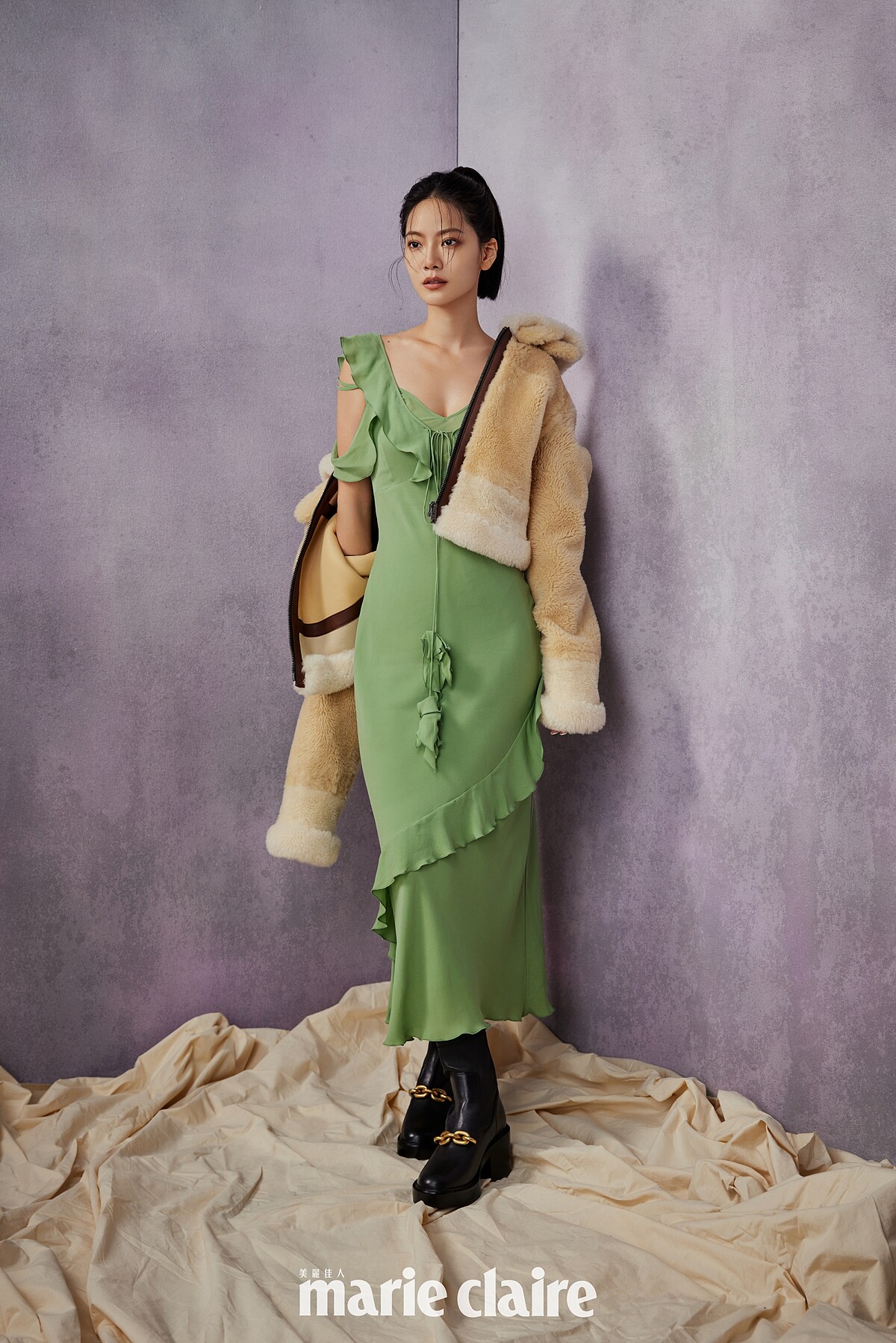 SHEARLING 皺縮飛行夾克、湖水綠V領斜裁連衣裙、金色裝飾短靴，all by Coach。