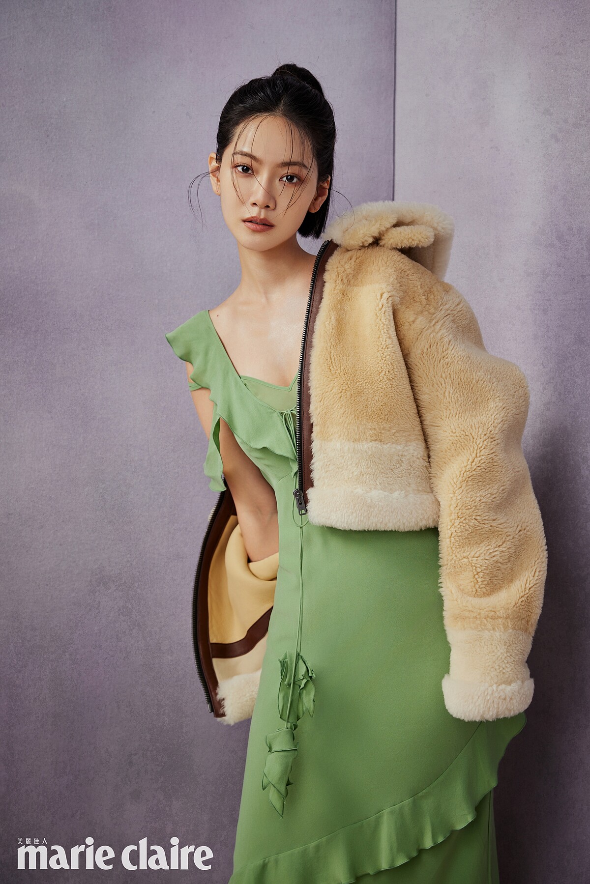 SHEARLING 皺縮飛行夾克、湖水綠V領斜裁連衣裙，both by Coach。