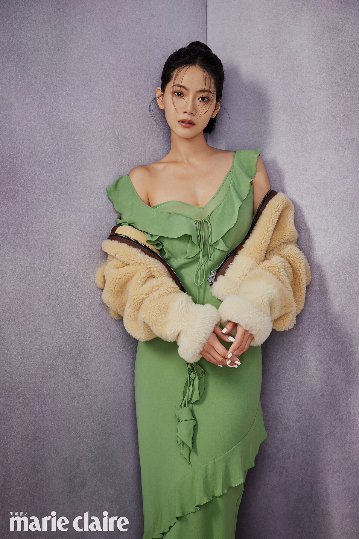 SHEARLING 皺縮飛行夾克、湖水綠V領斜裁連衣裙，both by Coach。