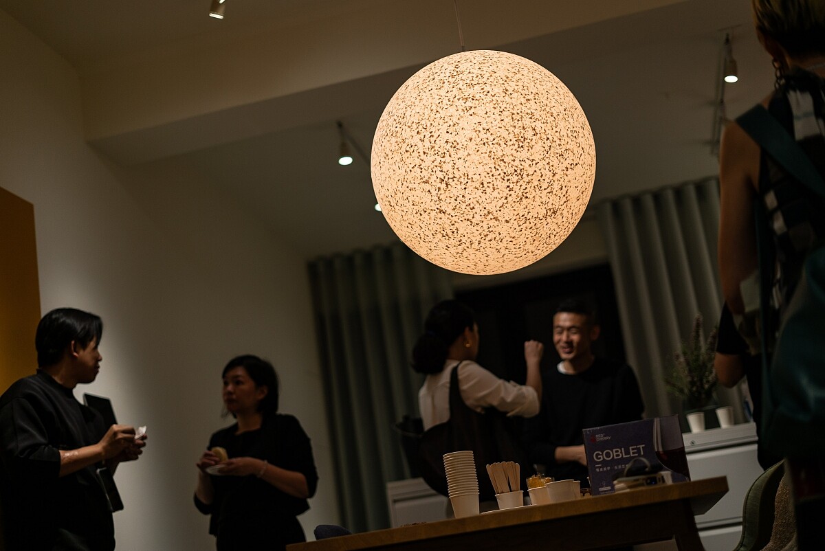 Pix Lamp「月球」吊燈也運用在發表空間中。