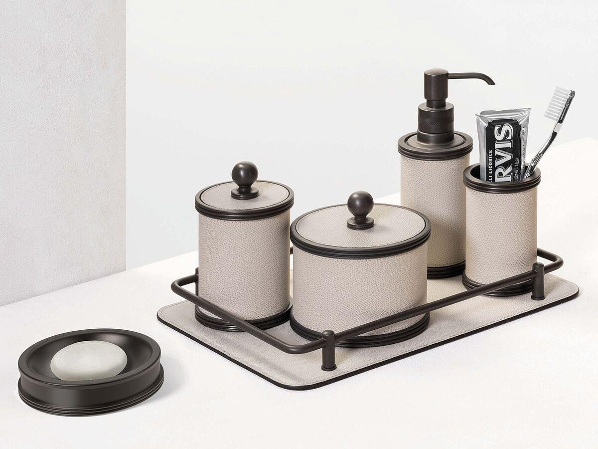 以奢華皮革製作器皿。