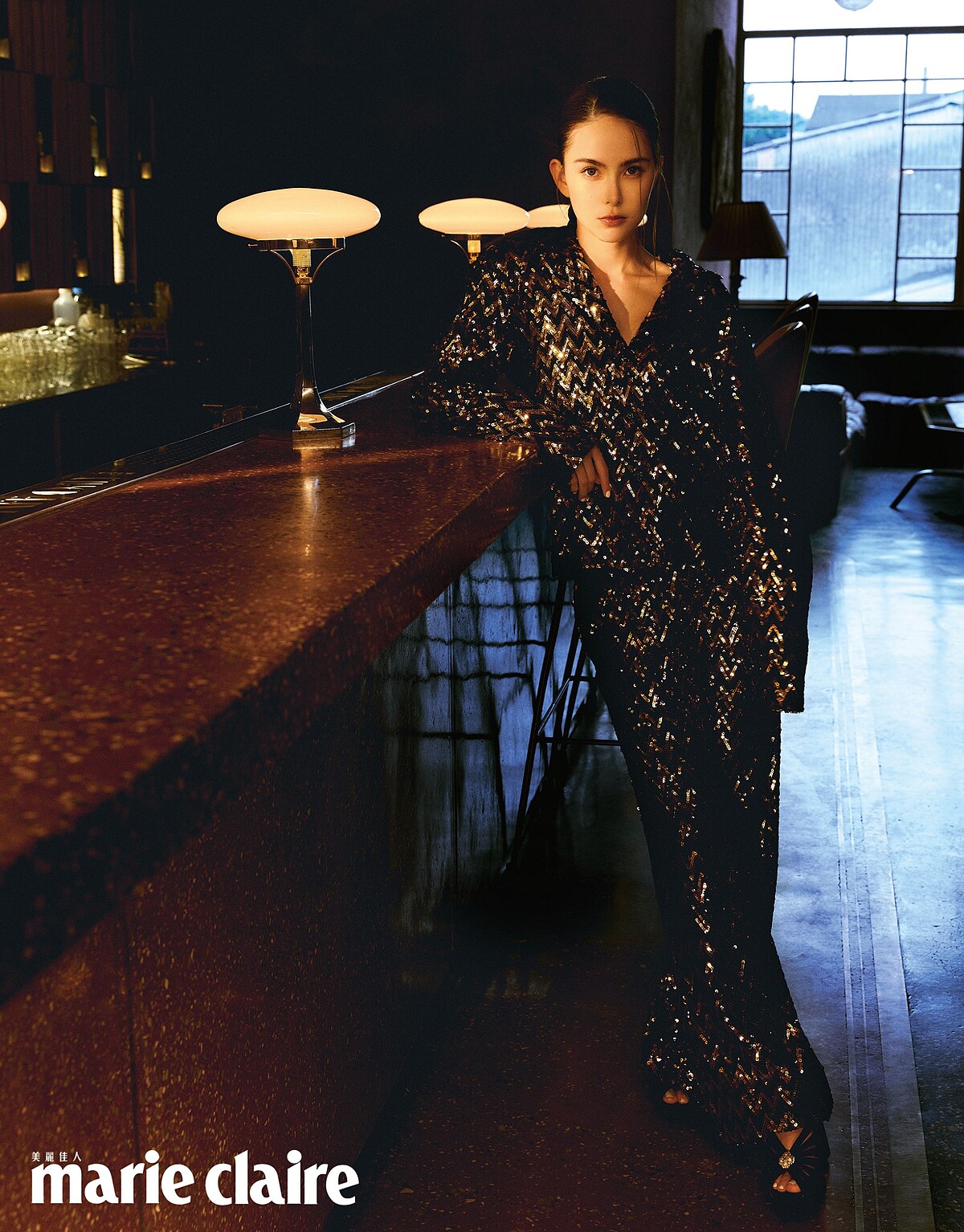 黑金色亮片紗質襯衫、黑金色亮片紗質長褲，both by CHANEL；彩妝，CHANEL Beauty。