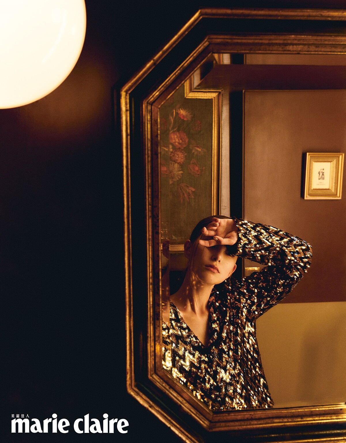 黑金色亮片紗質襯衫、黑金色亮片紗質長褲，both by CHANEL；彩妝，CHANEL Beauty。