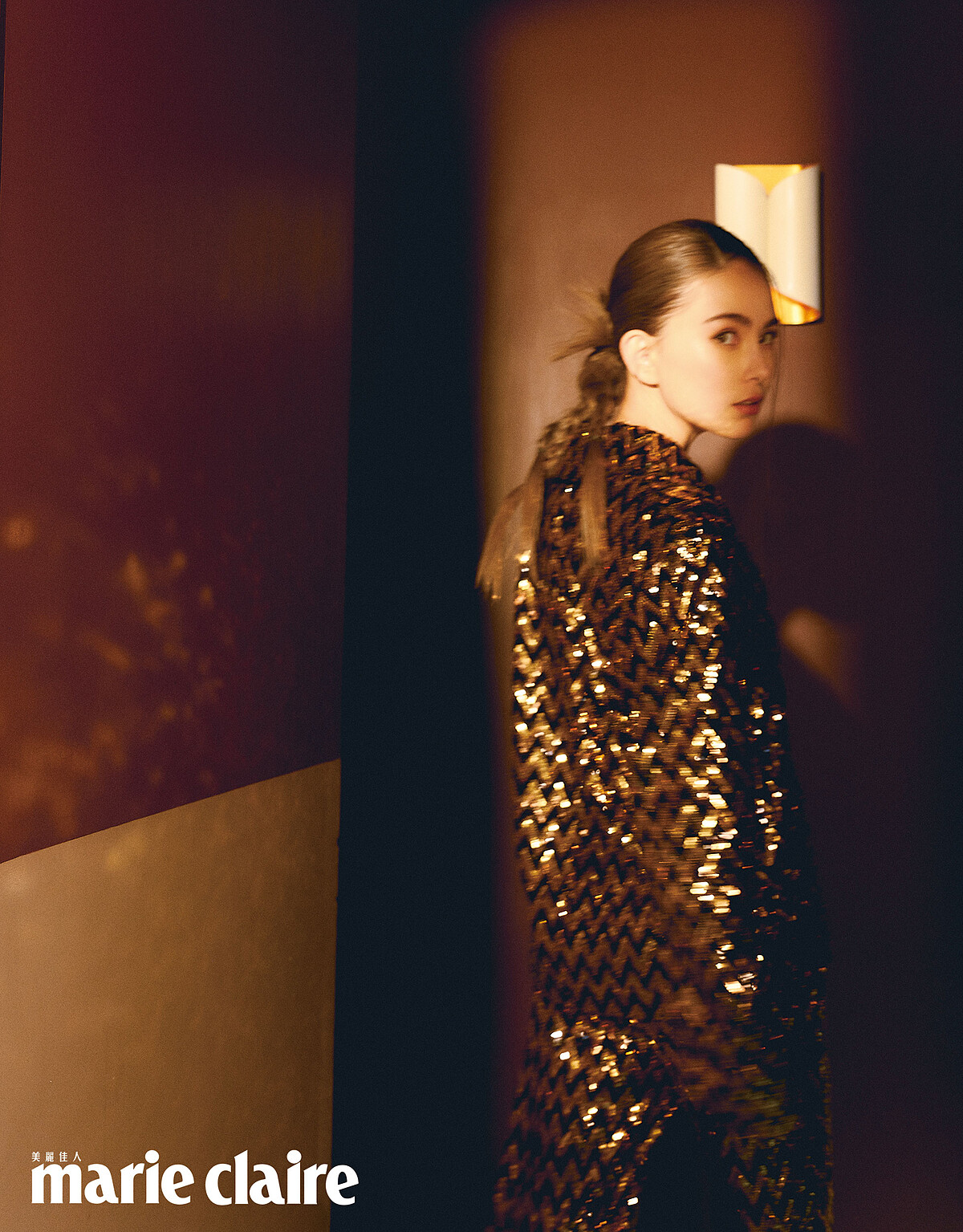 黑金色亮片紗質襯衫、黑金色亮片紗質長褲，both by CHANEL；彩妝，CHANEL Beauty。