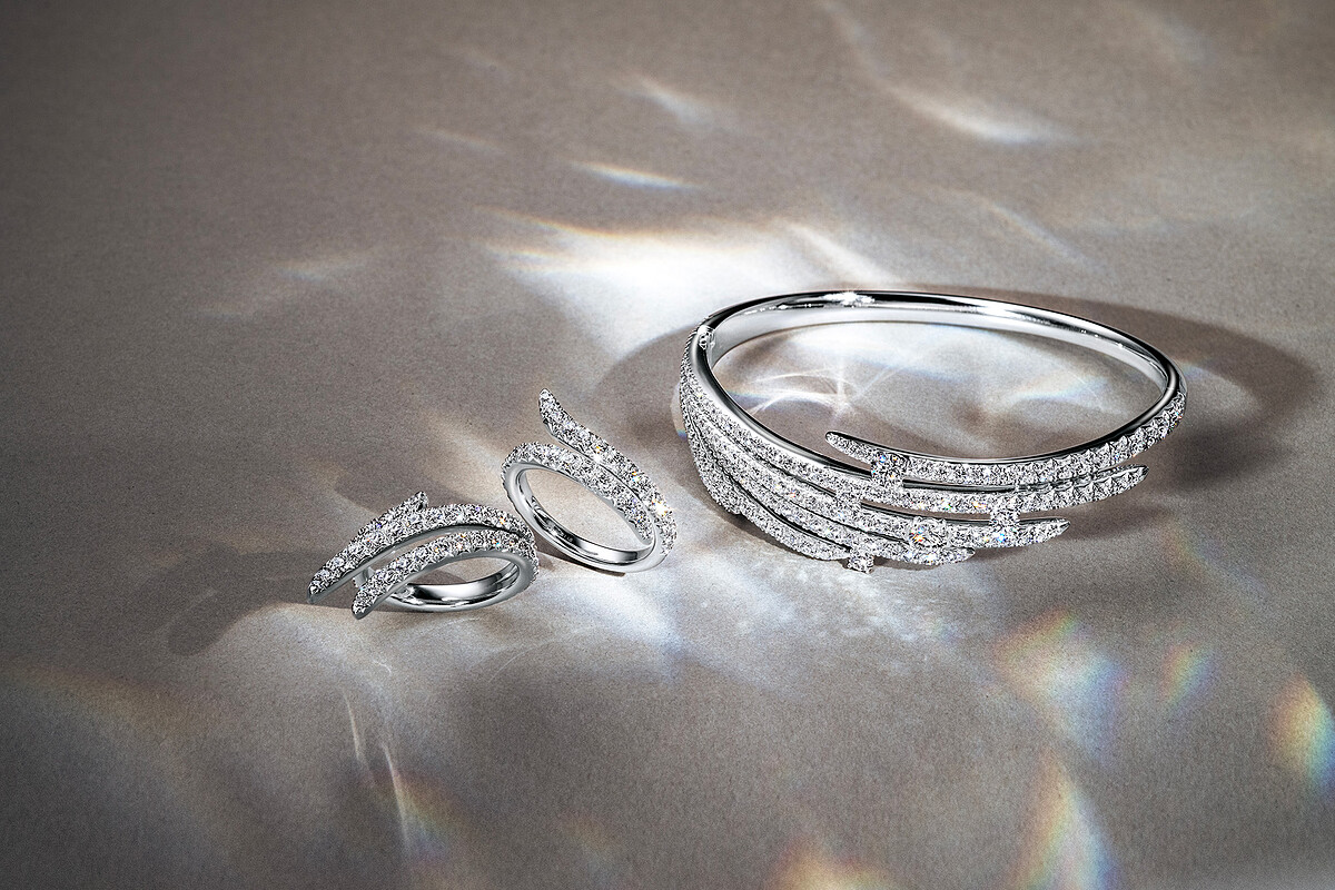 HEARTS ON FIRE Vela白K金法式鑲嵌鑽石戒指 & Vela白K金法式鑲嵌鑽石手鐲。