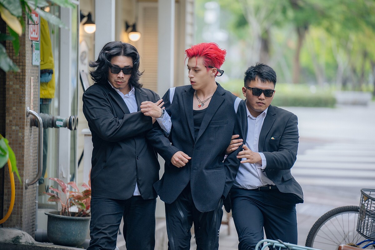 《Ozone夏日青春冒險》哲言當街遭黑衣人綁架。