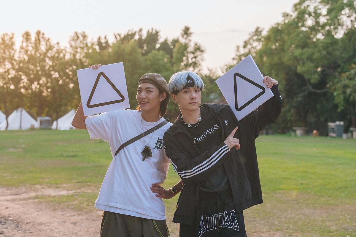 《Ozone夏日青春冒險》煥鈞（左）、祖安組隊，是冷靜戰略的組合。