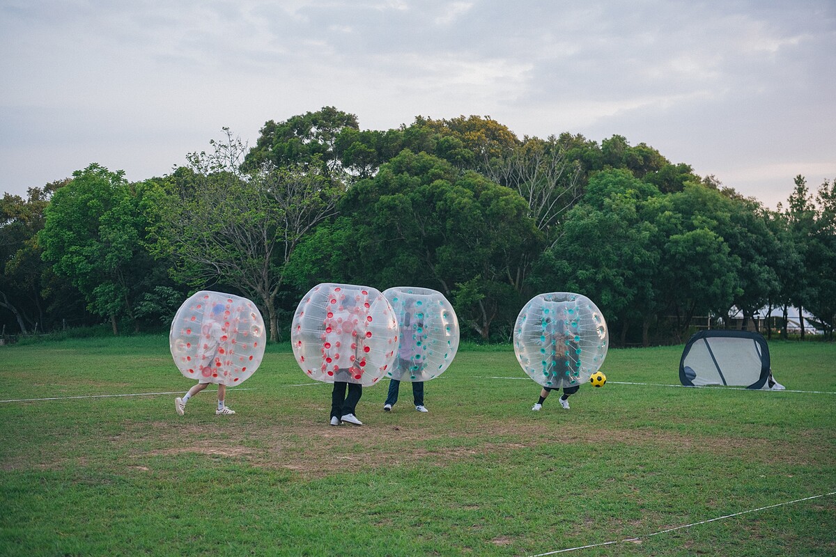 《Ozone夏日青春冒險》森渼原可玩泡泡足球。