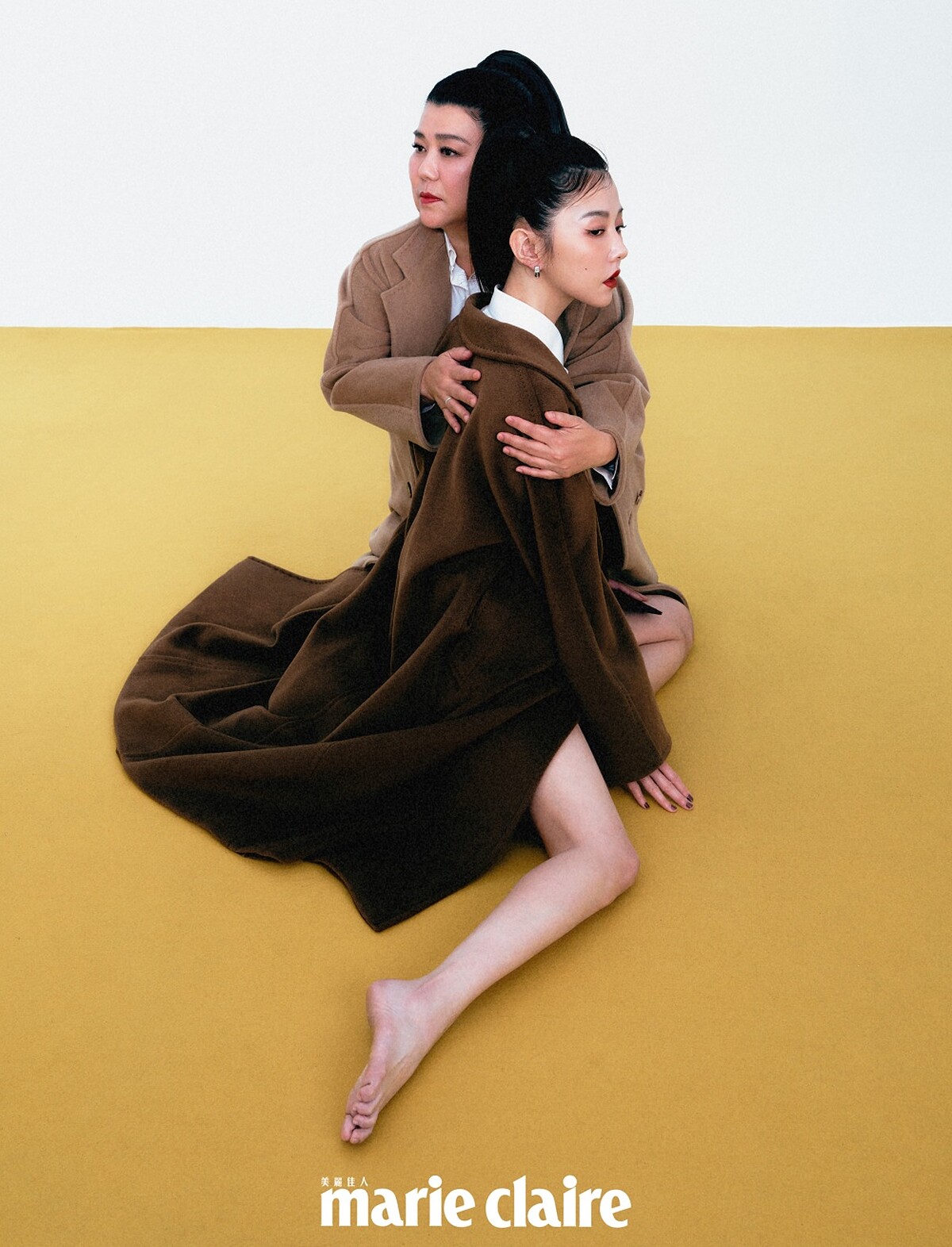 林美秀:淺駝色大衣,Max Mara。邵雨薇:焦糖色大衣,Max Mara;白襯衫、黑色短裙,PRADA、銀色耳環,Versace 。