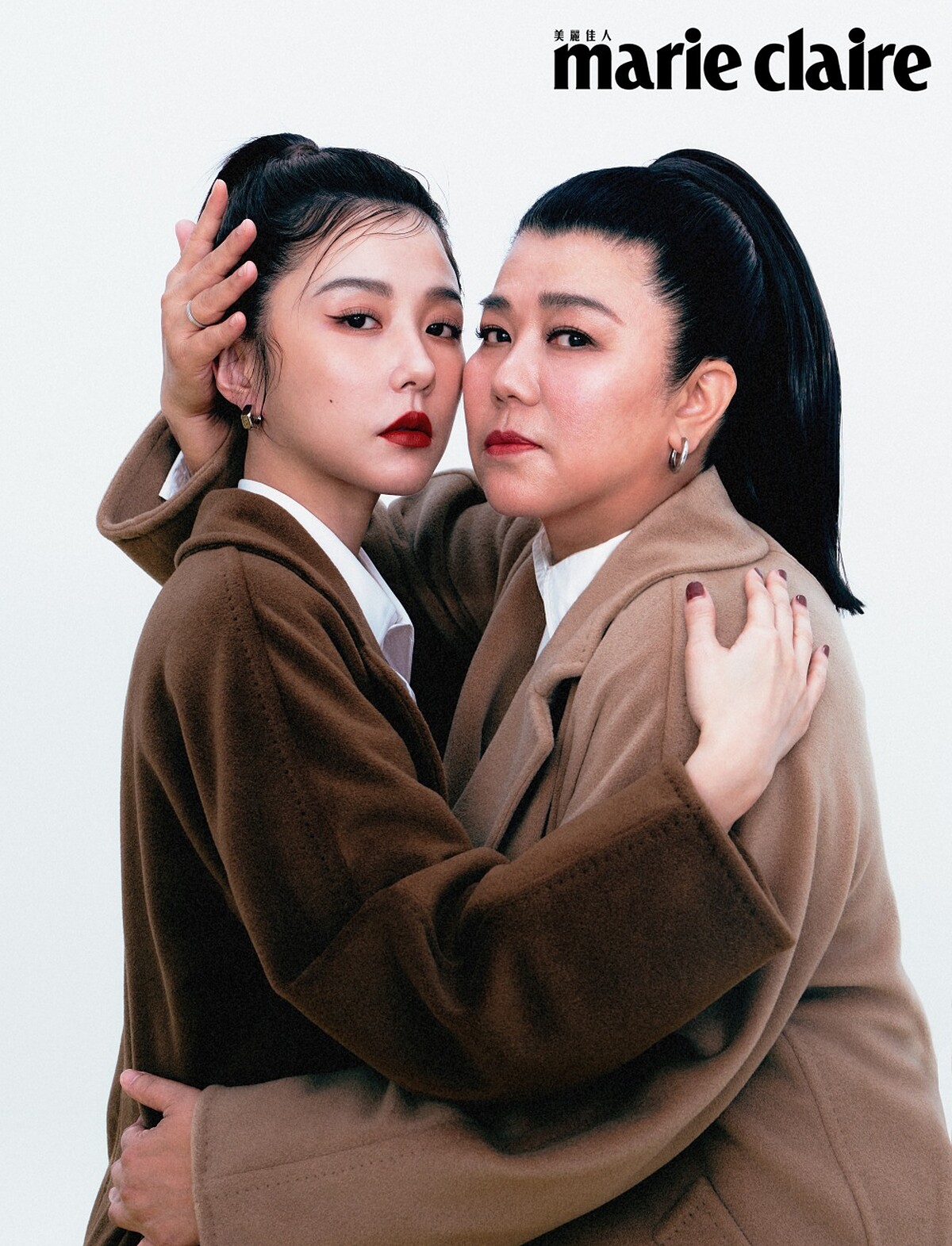 林美秀:淺駝色大衣,Max Mara。邵雨薇:焦糖色大衣,Max Mara;白襯衫、黑色短裙,PRADA、銀色耳環,Versace 。