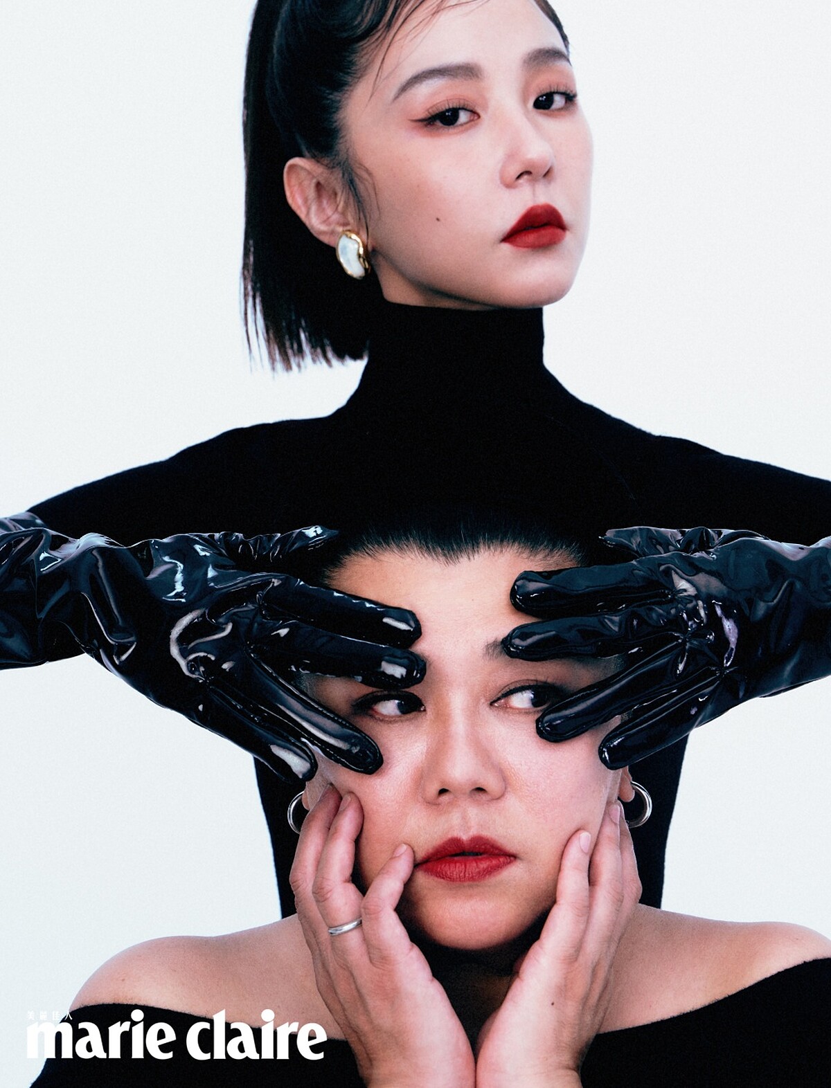 林美秀:黑色髮帶,Roger Vivier;平口長洋裝,Chloé 。邵雨薇:耳環、高領長洋裝,Chloé;長漆皮手套,Roger Vivie。