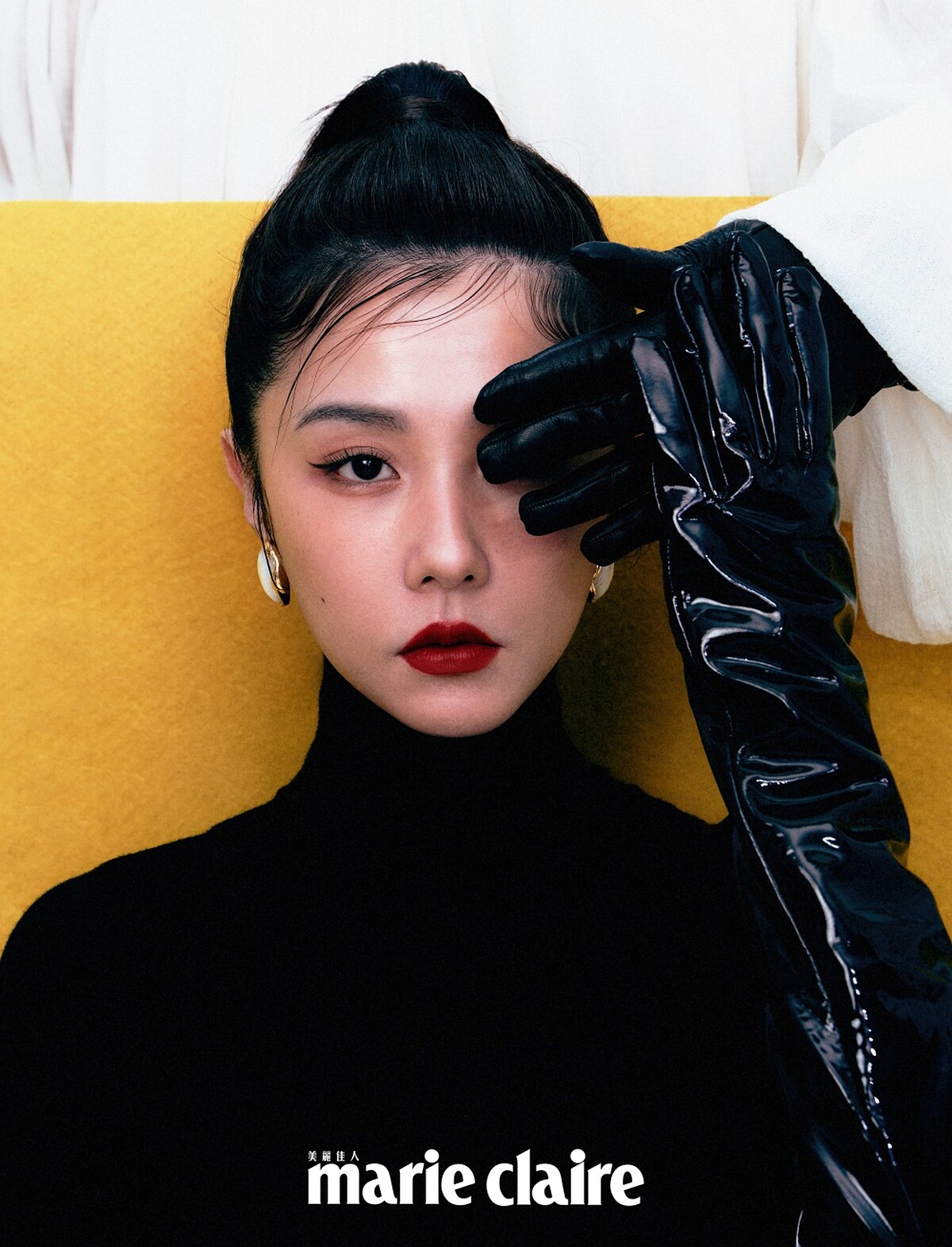 邵雨薇:耳環、高領長洋裝,Chloé;長漆皮手套,Roger Vivie。