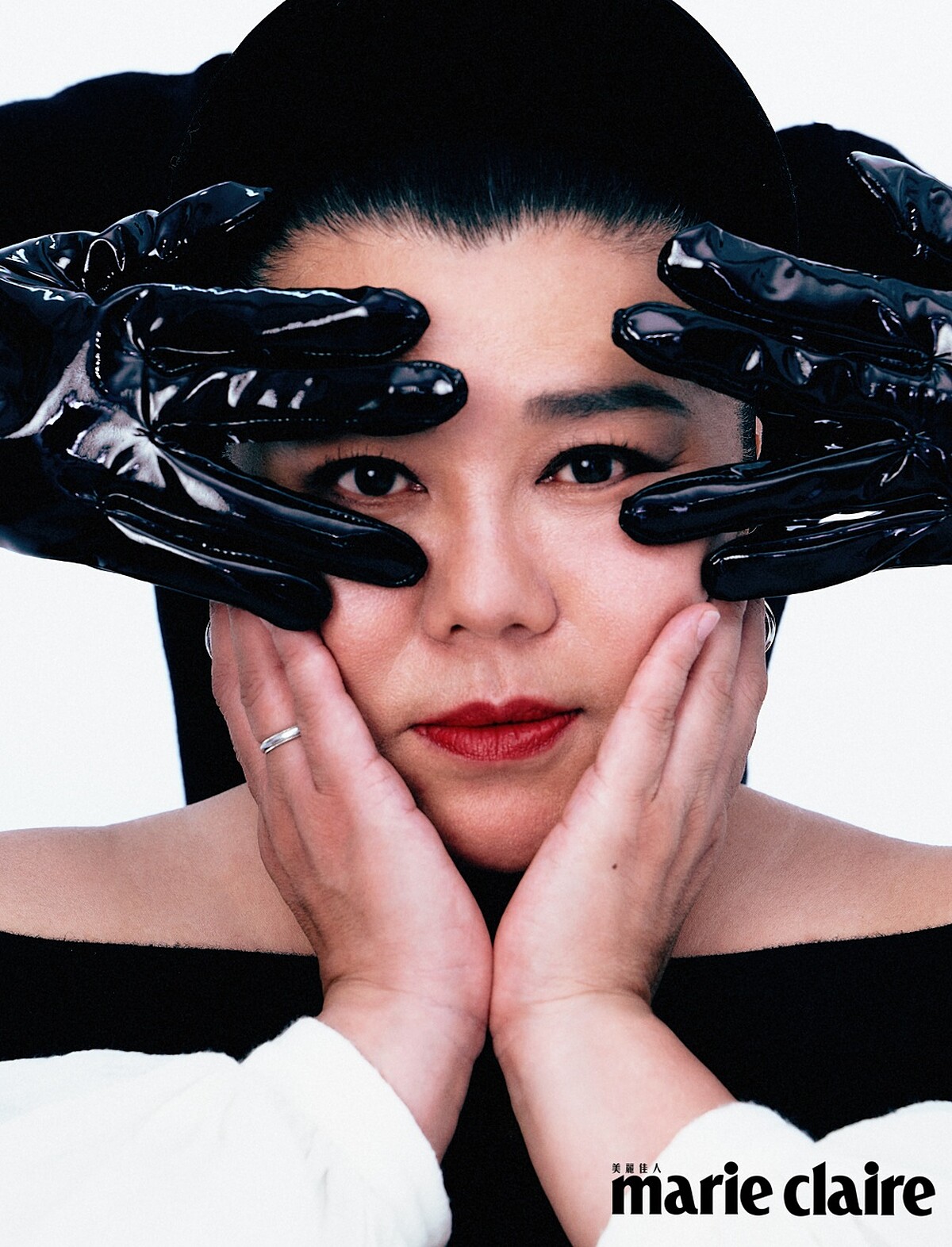 林美秀:黑色髮帶,Roger Vivier;平口長洋裝,Chloé 。