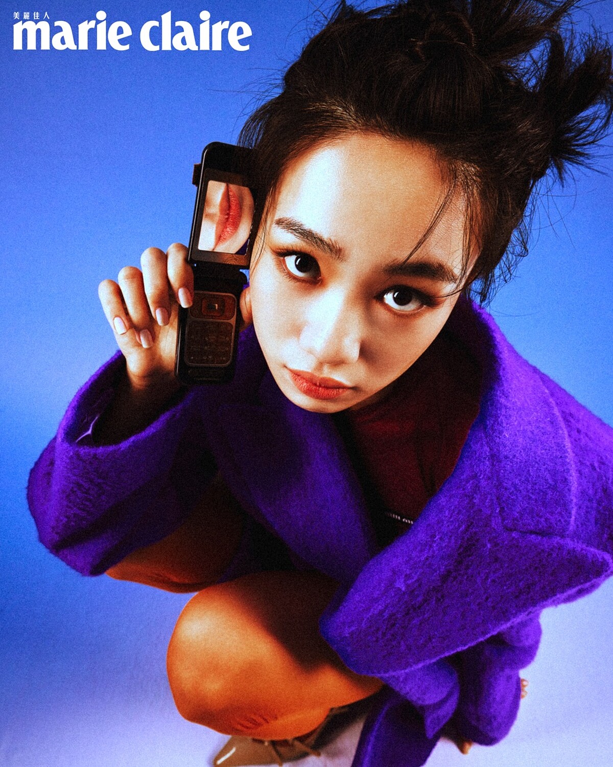 紫色Oversized西裝外套，MSGM；紫色透膚上衣、橘色透膚褲襪、米色尖頭跟鞋，Miu Miu。