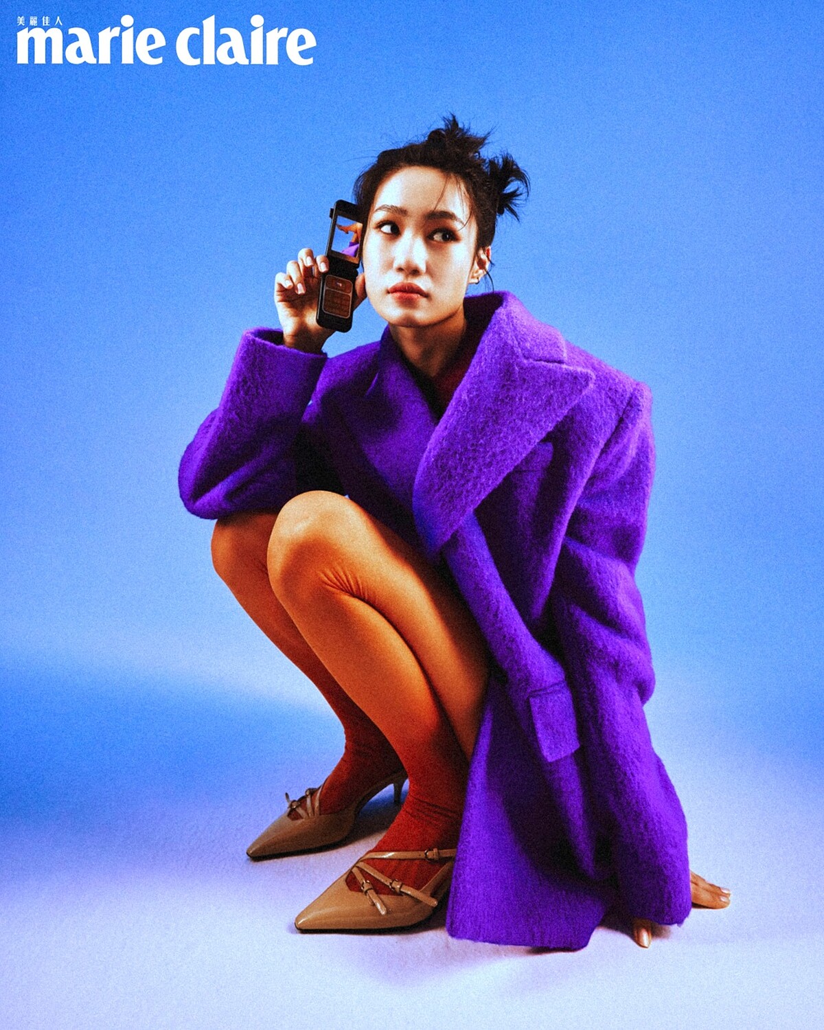 紫色Oversized西裝外套，MSGM；紫色透膚上衣、橘色透膚褲襪、米色尖頭跟鞋，Miu Miu。