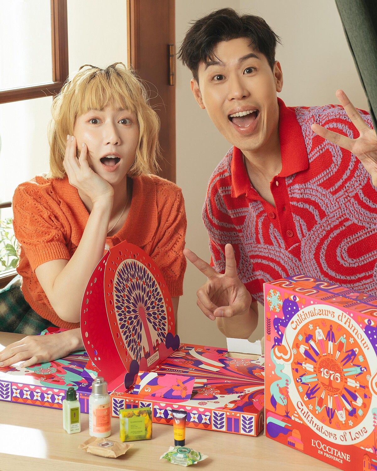 歡聚限定版經典倒數月曆 NT$2,580 馬鞭草沐浴膠30ml 山楂花沐浴霜75ml 乳油木牛奶皂25g 千日菊香氛皂50g 光萃肌活露5ml 草本活力泡泡方糖18g