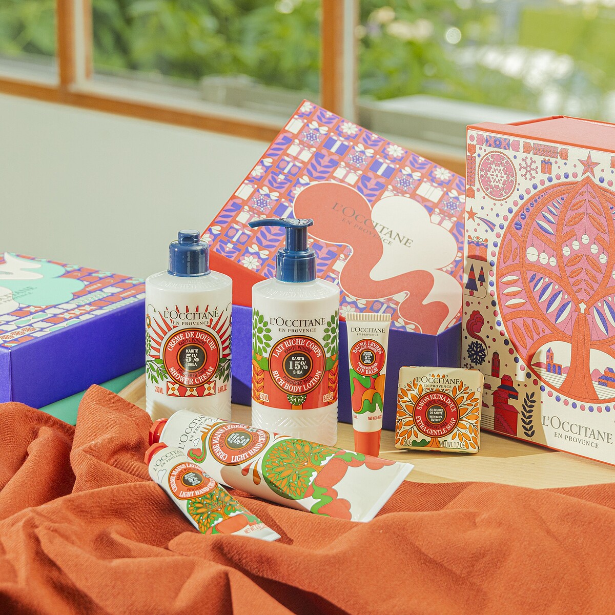 歡聚乳油木暖心沐浴霜250ml NT. 880 (限量) 歡聚乳油木暖心保濕身體乳 250ml NT.1,380 (限量) 歡聚乳油木暖心護唇膏12ml NT. 400 (限量) 歡聚乳油木暖心香氛皂 50g NT. 250 (限量) 歡聚乳油木暖心舒芙護手霜30ml NT. 400/ 150ml NT. 1,150 (限量)