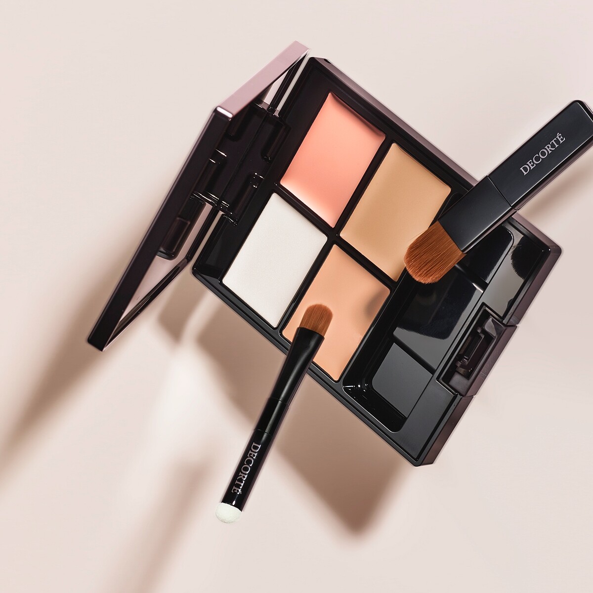 黛珂完美校色遮瑕盤情境圖。)