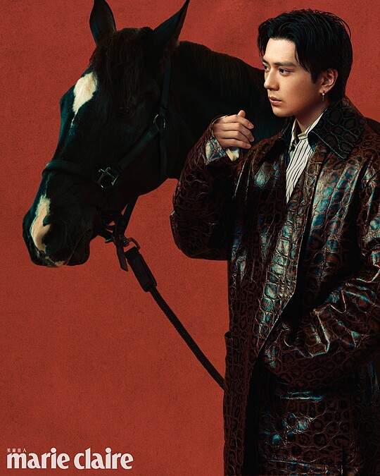 皮革壓紋大衣、襯衫,both by Bottega Veneta;V Code 系列珍珠耳環,Mikimoto。