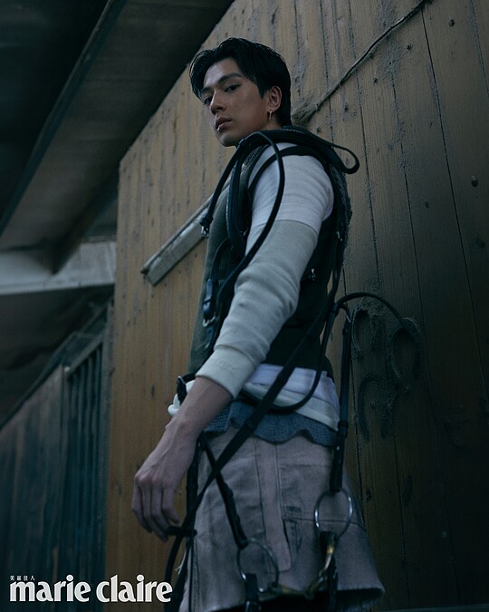 灰色連帽內搭、長袖棉質T-shirt、短袖T-shirt、無袖短版背心、尼龍長褲、層次工裝裙兜,all by Givenchy;V Code系列珍珠耳環,Mikimoto。