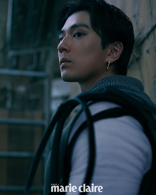 灰色連帽內搭、長袖棉質T-shirt、短袖T-shirt、無袖短版背心,all by Givenchy;V Code系列珍珠耳環,Mikimoto。