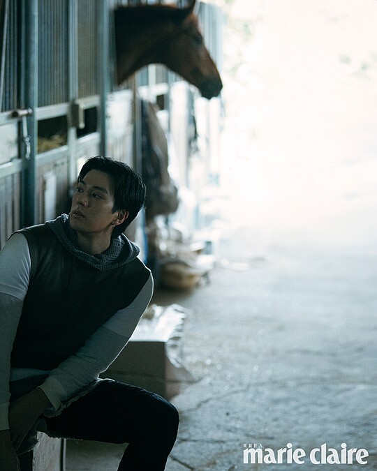 灰色連帽內搭、長袖棉質T-shirt、短袖T-shirt、無袖短版背心、尼龍長褲、層次工裝裙兜,all by Givenchy;V Code系列珍珠耳環,Mikimoto。