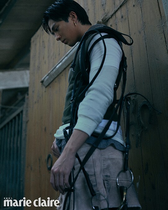 灰色連帽內搭、長袖棉質T-shirt、短袖T-shirt、無袖短版背心、尼龍長褲、層次工裝裙兜,all by Givenchy;V Code系列珍珠耳環,Mikimoto。