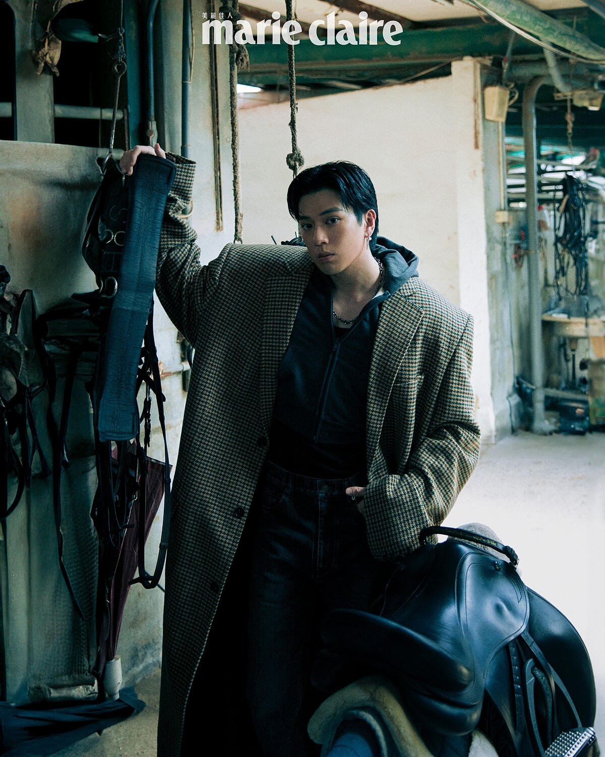 格紋大衣、短版連帽外套，both by Balenciaga；V Code 系列珍珠耳環 、PASSIONOIR 系列黑珍珠項鍊 ，all by Mikimoto。