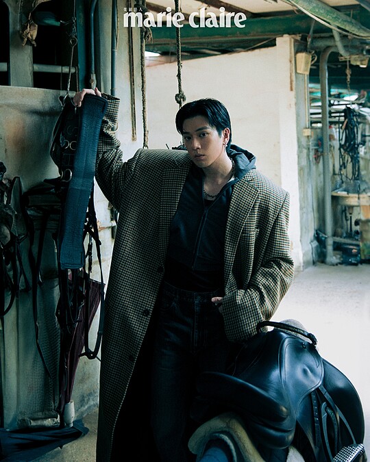 格紋大衣、短版連帽外套,both by Balenciaga;V Code 系列珍珠耳環 、PASSIONOIR 系列黑珍珠項鍊 ,all by Mikimoto。