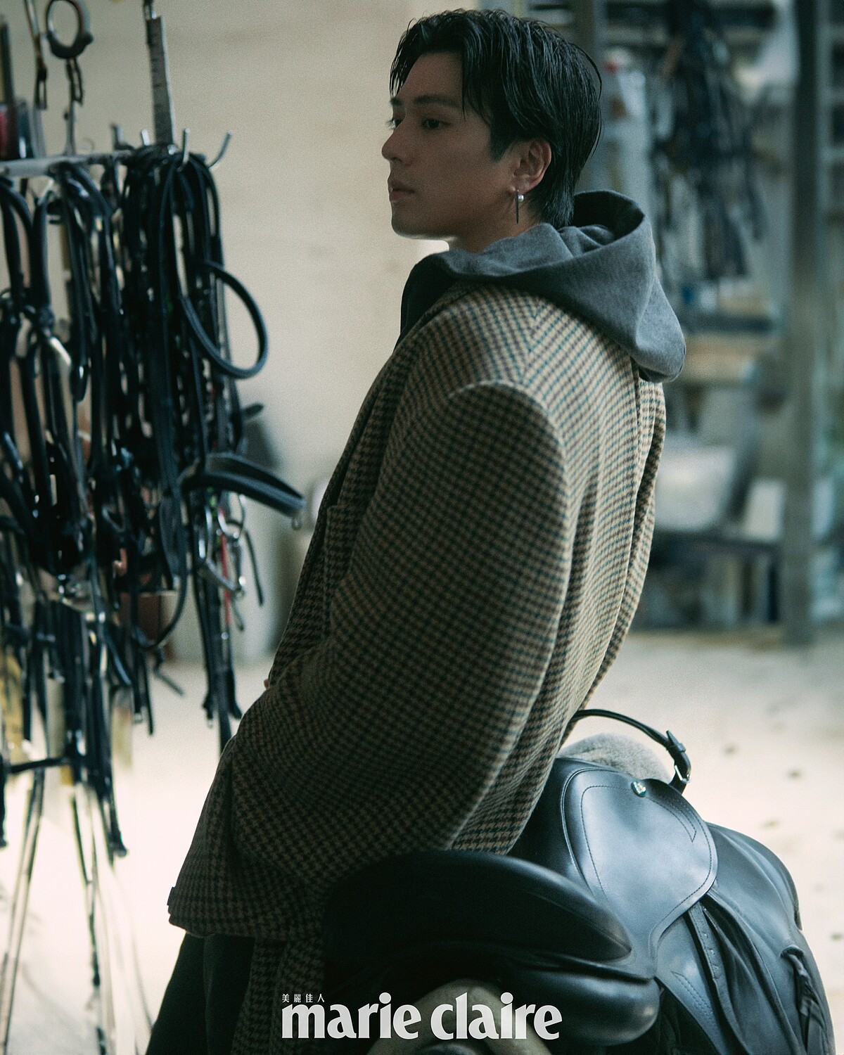格紋大衣、短版連帽外套，both by Balenciaga；V Code系列珍珠耳環，Mikimoto。