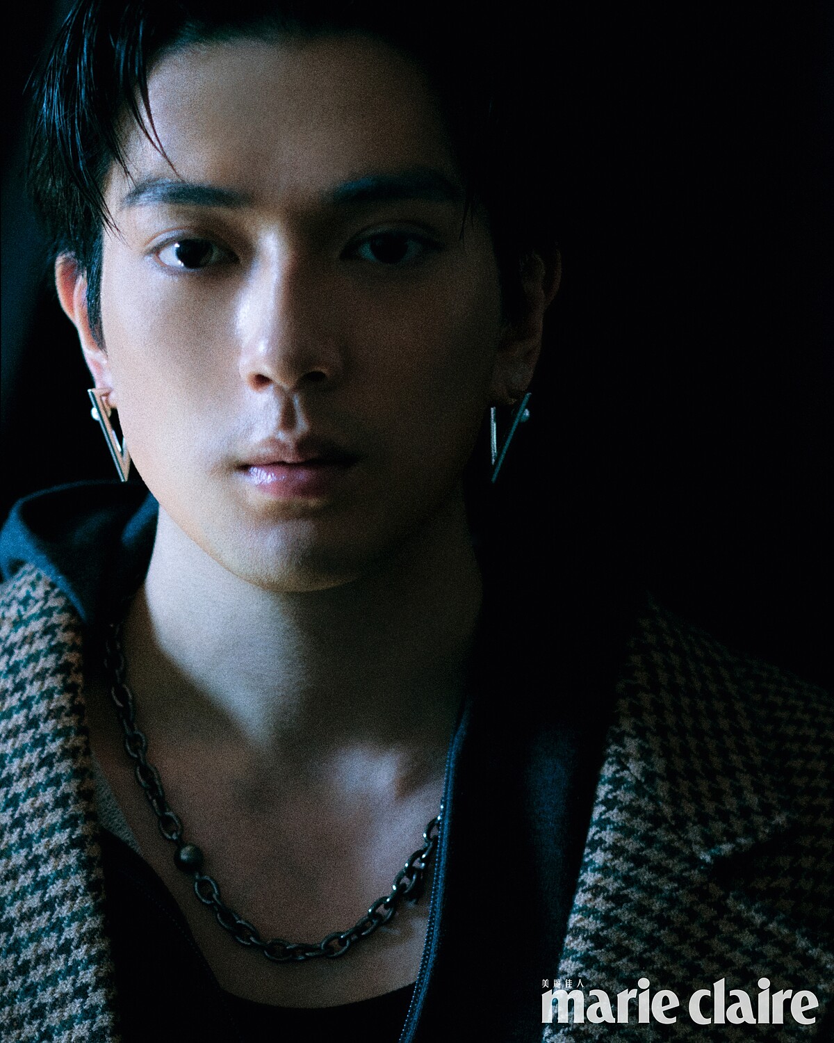 格紋大衣、短版連帽外套，both by Balenciaga；V Code系列珍珠耳環 、PASSIONOIR 系列黑珍珠項鍊，both by Mikimoto。