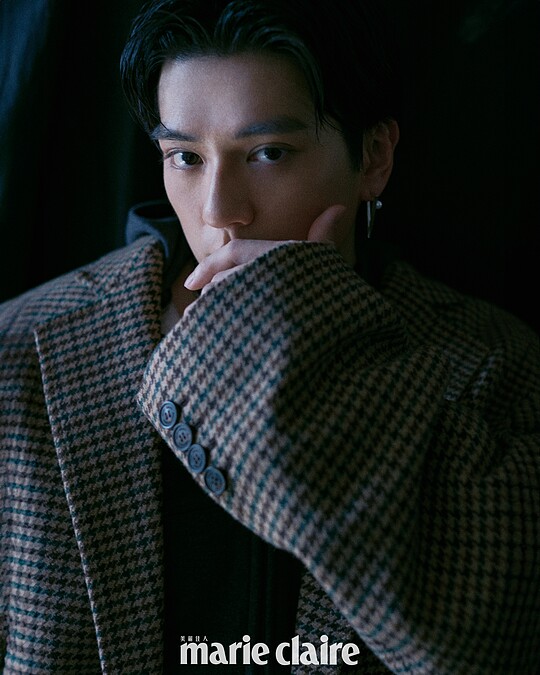 格紋大衣、短版連帽外套,both by Balenciaga;V Code系列珍珠耳環,Mikimoto。