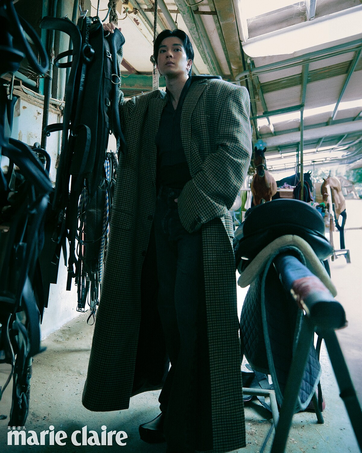 格紋大衣、短版連帽外套、皮鞋，all by Balenciaga；V Code 系列珍珠耳環 、PASSIONOIR 系列黑珍珠項鍊，all by Mikimoto。